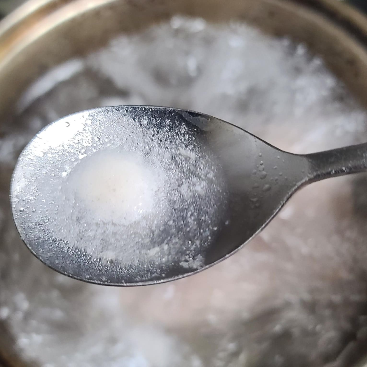 고기 삶을때 올라오는 불순물을 스푼으로 건져내고 있다_3