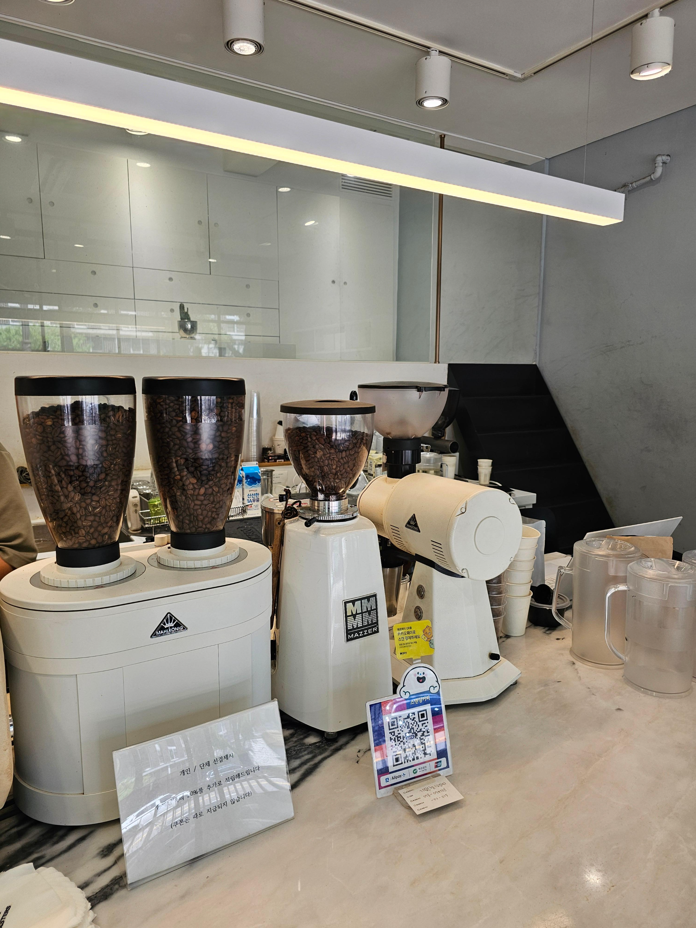 스탠딩 커피 내부2