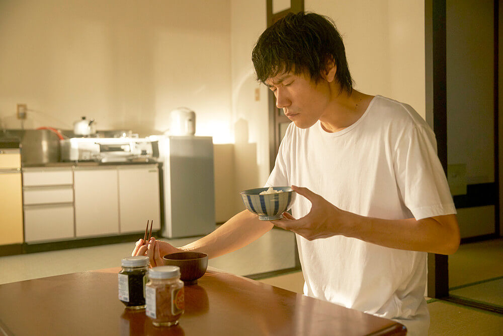 주인공 야마다가 갓지은 쌀밥에 젓갈 등 소박한 반찬으로 밥을 맛있게 음미하고 있는 모습