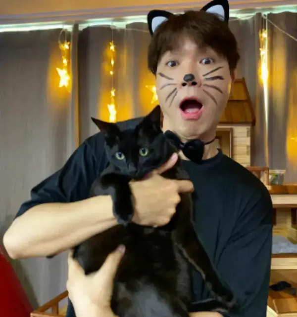 박수홍과-반려묘-다홍이-사진