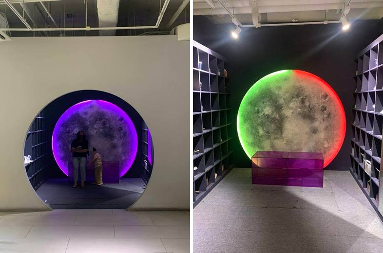 내부의 색깔 변하는 달 모형 및 판매 물품들