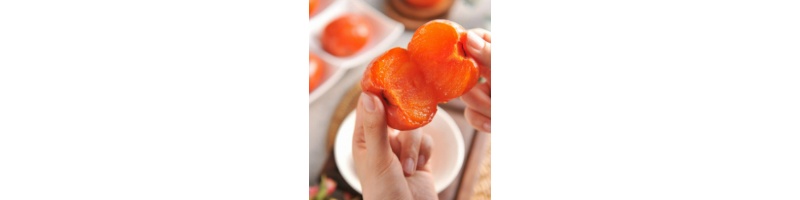 홍시를-반으로-자르고-있는-손
