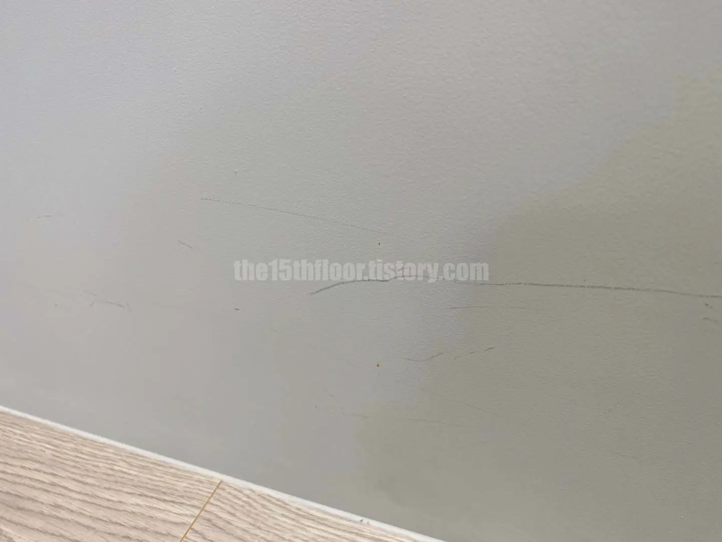 가구 도장면 스크레치 지우는 방법 (지우기 전)