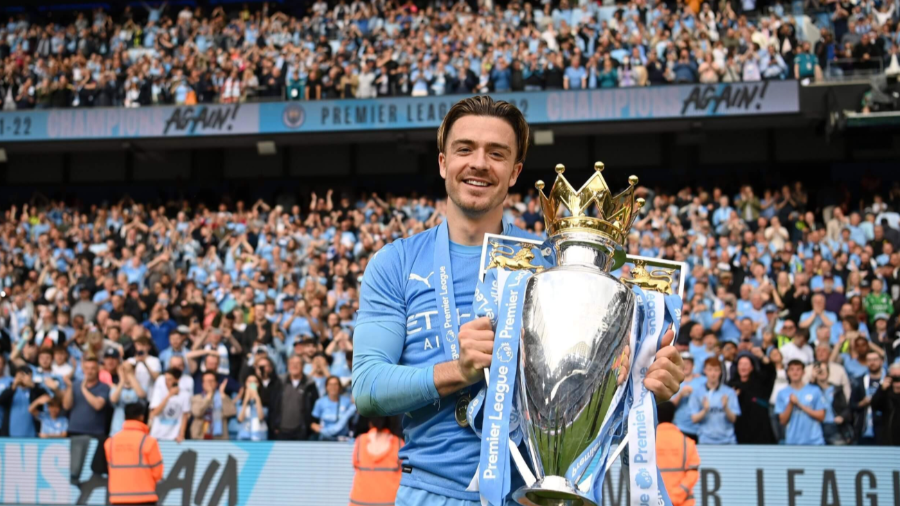 프리미어리그 트로피를 들고 있는 잭 그릴리쉬