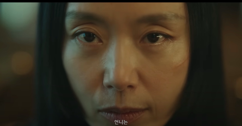 어딘가 응시하는 전도연 배우