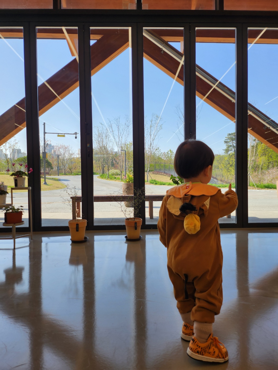 방문자센터에 서있는 아이