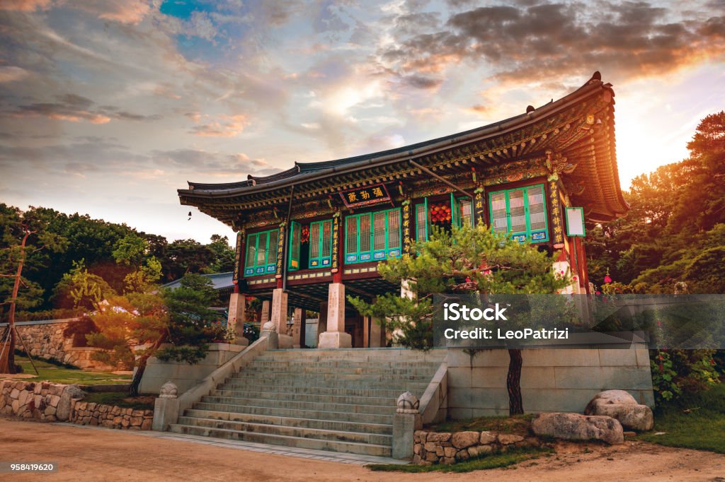 템플스테이는 사찰에서 스님과 함께 불교의 가르침과 수행을 통해 휴식과 자기성찰을 찾는 시간을 가질수 있습니다.