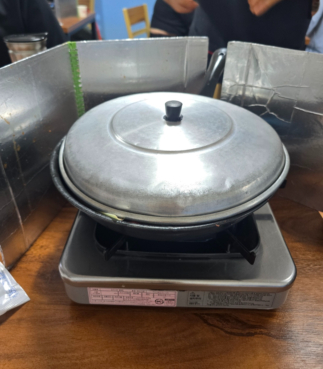 직원분이 뚜껑을 열어줄때까지 기다려야하는 부대찌개