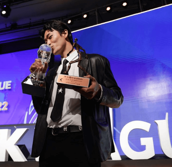 조규성 선수가 트로피에 입맞추는 장면