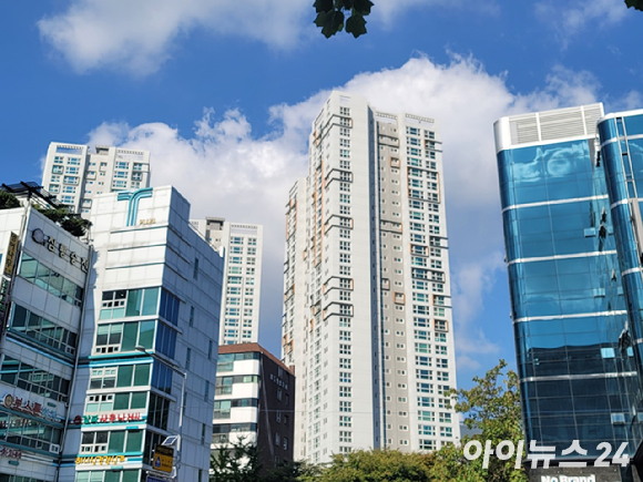 올해 6월 기준 18세 이하 미성년자 부동산 임대업 사업장 대표자는 총 344명인 것으로 나타났다. 사진은 강남구 대치동 일원 아파트 단지 전경. [사진=김서온 기자]