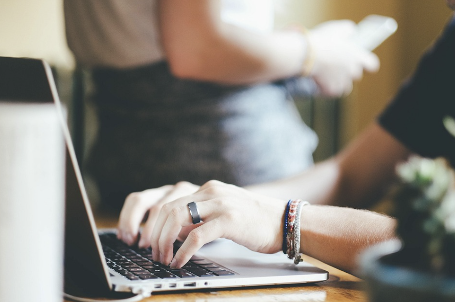 직장 내 상사와 대화를 나누며 일하는 이미지