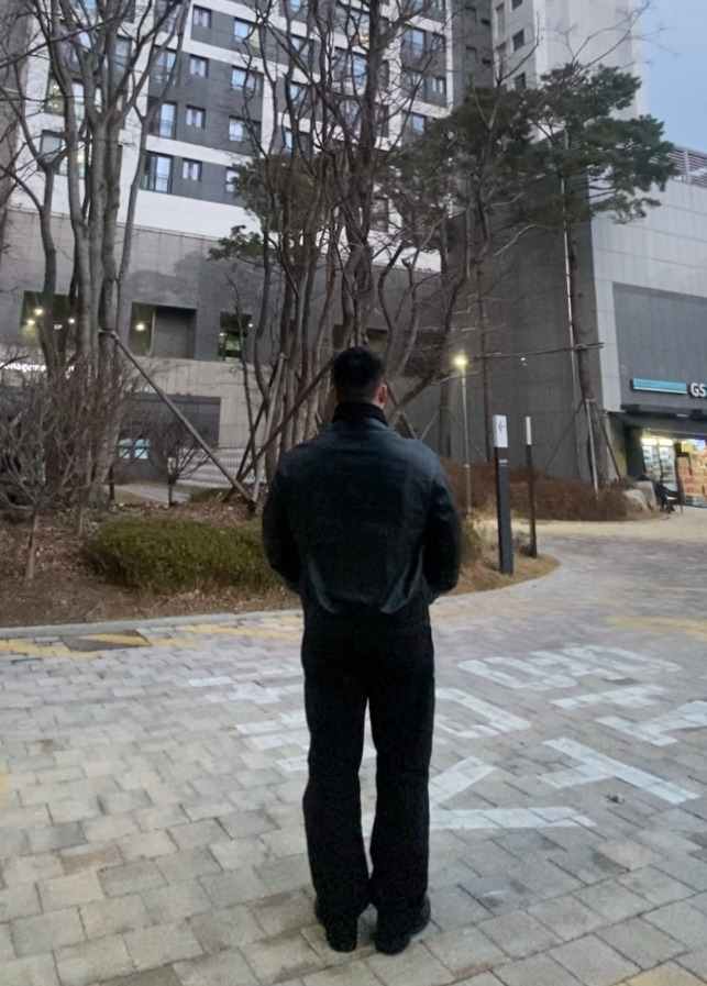 데일리룩('26. 3. 6.)스페로네 스탠다드 카라 A-2 재킷, 아이라이크큐 빈티지 목도리 머플러, 무신사스탠다드 레플리카 퍼티그 팬츠, 킨치 구두 더비슈즈 SHOWER 808