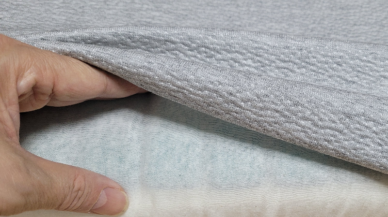 테크노젤 베게(7) - 테크노젤 베게 안쪽을 보여드릴려고 자크 부분을 열어 보았습니다. 베게에 붙어 있는 테크너젤은 베게의 속 내피 안에 붙어 있어 볼 수가 없습니다.