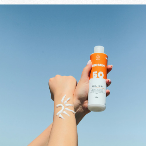 해수욕장에서 구명조끼를 착용한 아이