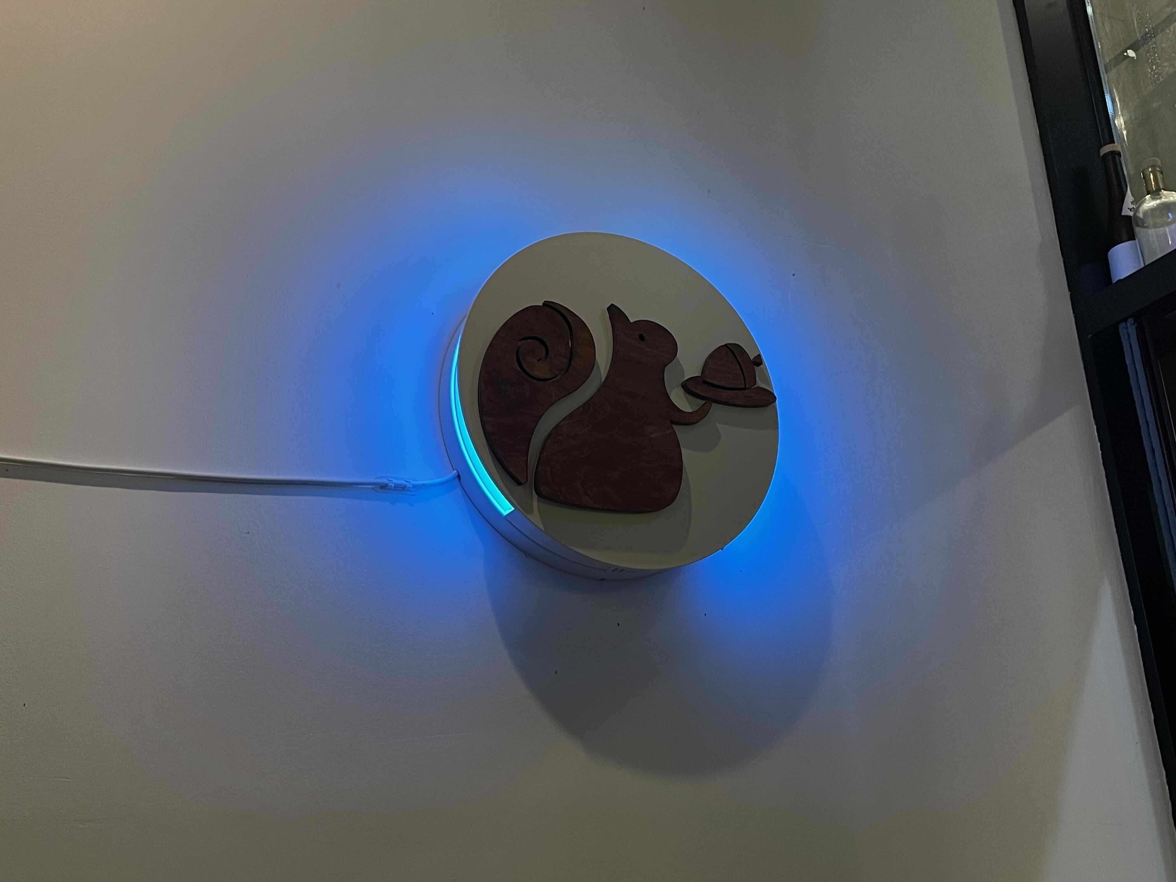 토미다미 다람쥐 모습 파란 led 배경이 이쁘게 불이 들어온 모습