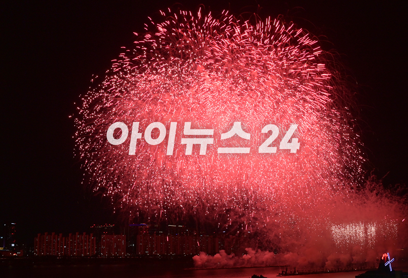 17일 서울 영등포구 여의도 한강공원에서 열린 방탄소년단 데뷔 10주년 FESTA @여의도(BTS 10th Anniversary FESTA @Yeouido)에 'BTS 10주년 기념 불꽃쇼'가 펼쳐지고 있다. [사진=정소희 기자]