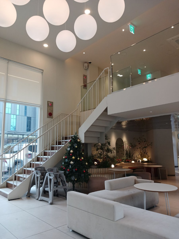 엔제리너스 2층 올라가는 계단