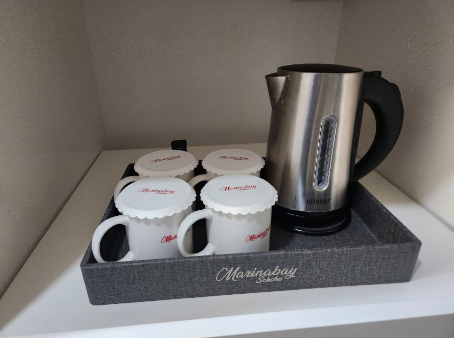 커피포트와 찻잔