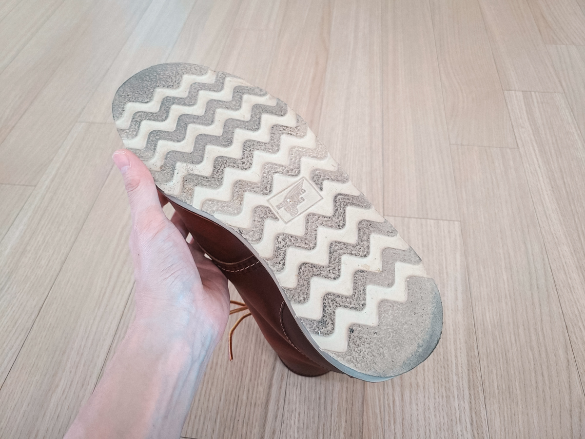 아웃솔 마모가 심하다는 의견도 많은데 어지간히 많이 신지 않으면 잘 모르겠습니다..