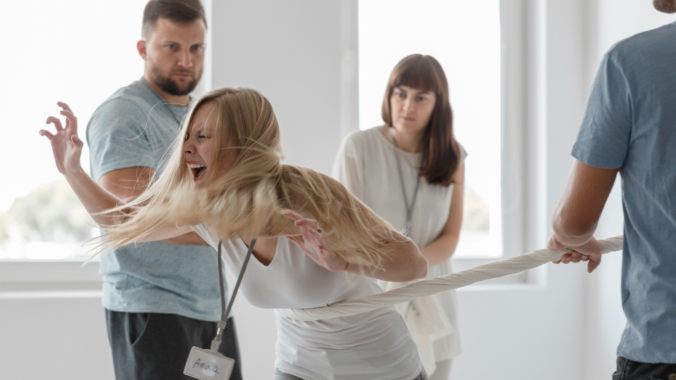 불안정한 감정&#44; 자아상 및 관계 등 전반적인 불안정 패턴을 특징으로 하는 경계선 성격 장애.