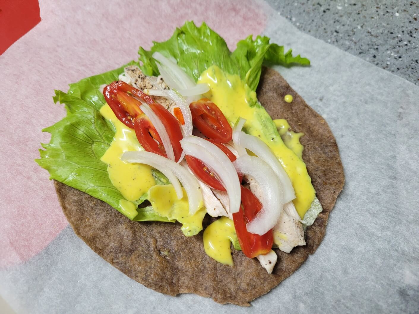 또띠아 위에 재료 올리기