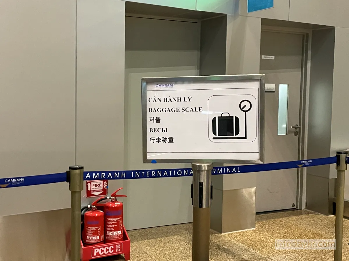 나트랑-깜란공항-캐리어-저울-알림판