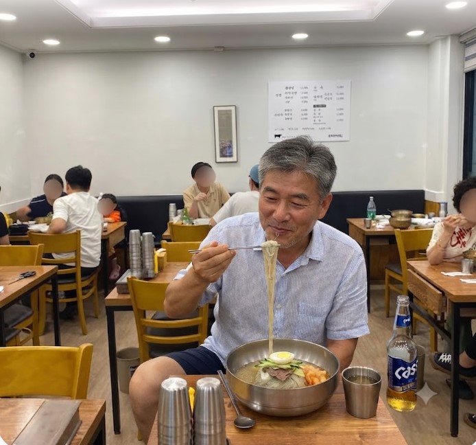 냉면 맛집에 와서 점심으로 냉면을 혼자 즐기는 50대 퇴직자