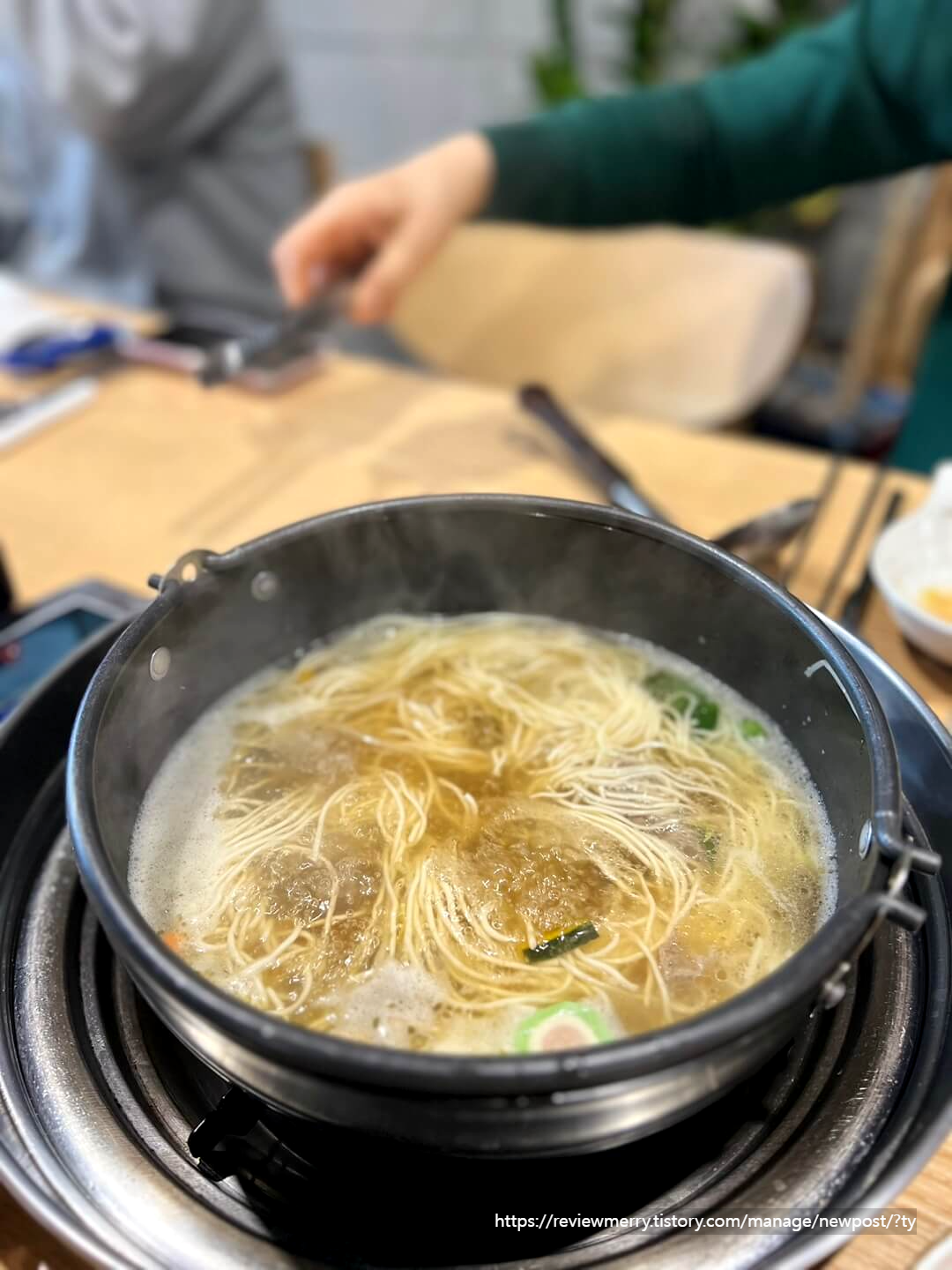 육수에 국수 넣은 사진