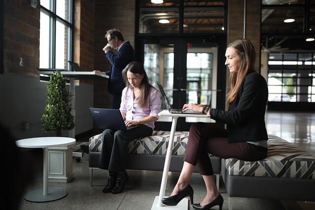 인간공학적 좌석 설계 요소와 심리학적 인지 안정성 간의 작용 구조를 설명하는 개념 이미지