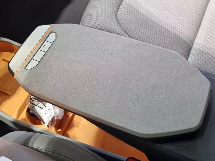 EV3의 슬라이딩 콘솔 테이블입니다.