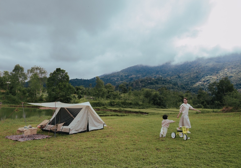 캠핑하는 가족사진