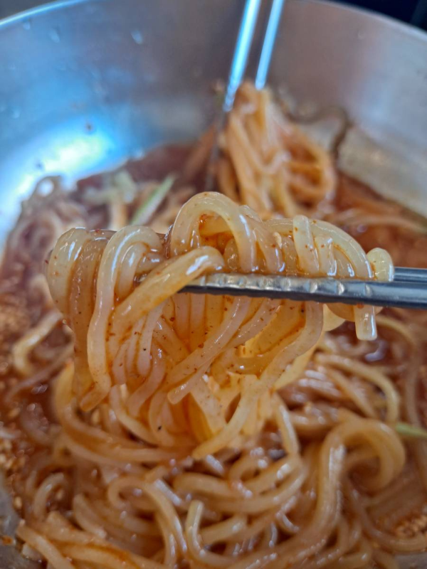 쫄면 한 젓가락 집어들다