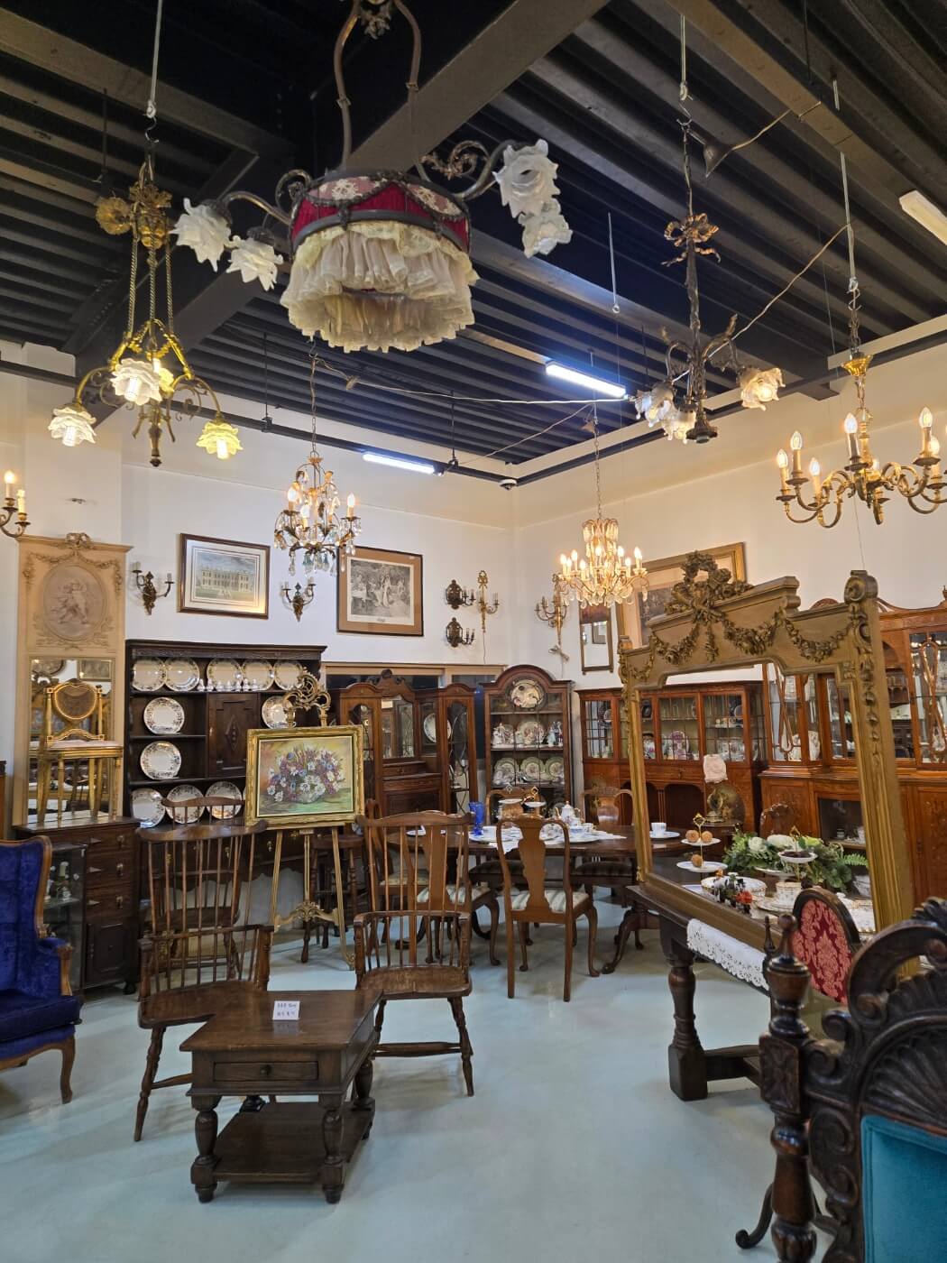 카페 프린스 1층 엔틱 가구들