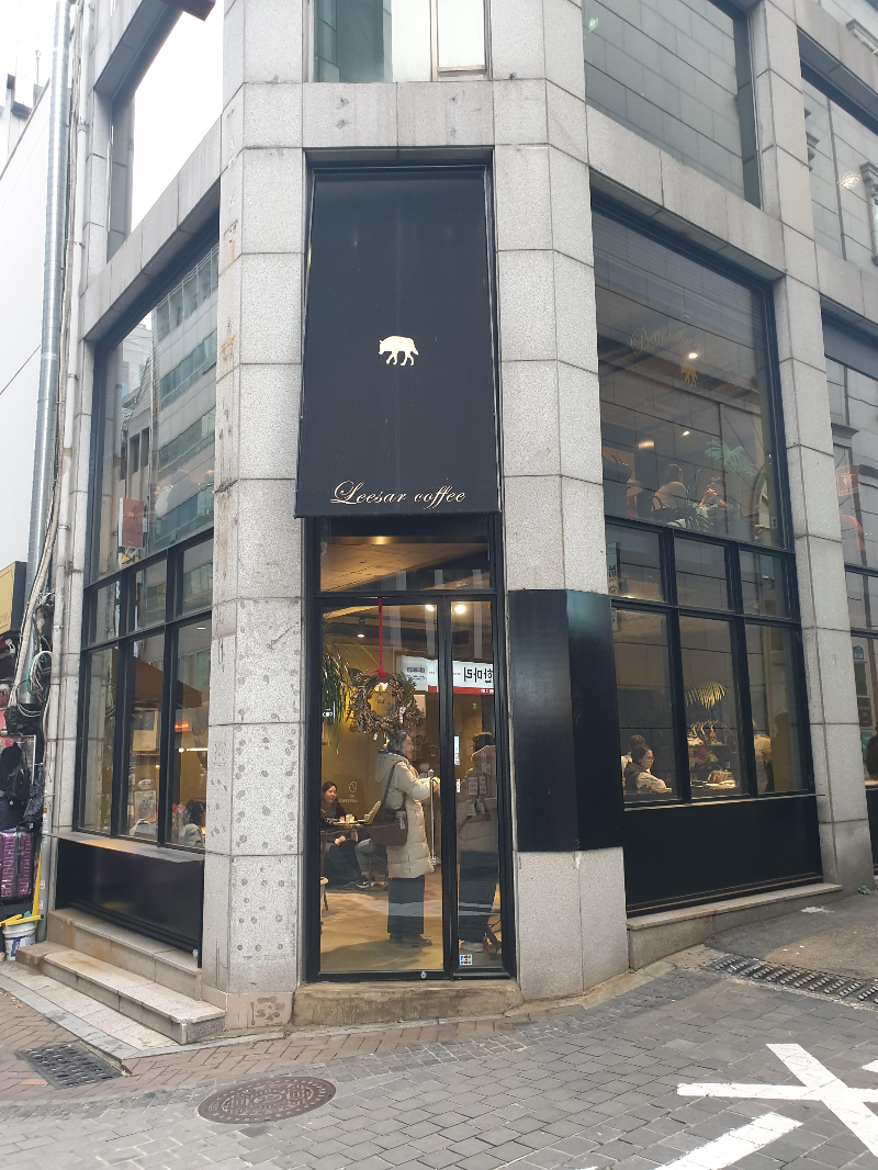 검은색 간판과 검은색 프레임으로 고급스런 카페