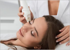 에스테틱에서 피부관리를 받고 있는 사람들