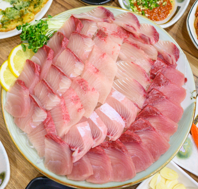 붉은 생선회가 접시에 있는 사진