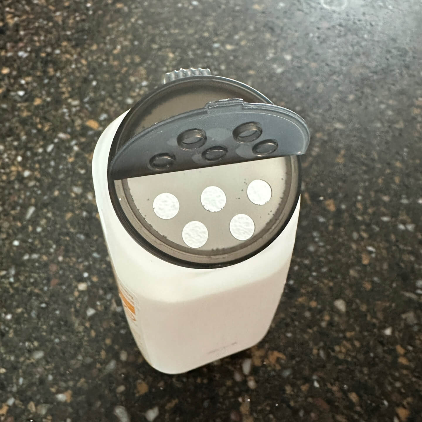 누런옷 하얗게 하는 방법