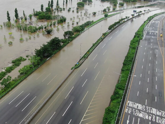 태풍피해 대비 침수된 도로 