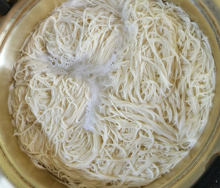 끓고 있는 국수