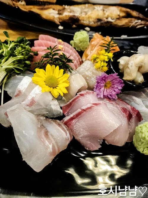 하남 920숙성회 숙성회 비주얼 - 숙성도 적당하고 감칠맛 나는 회가 꽃처럼 플레이팅된 모습