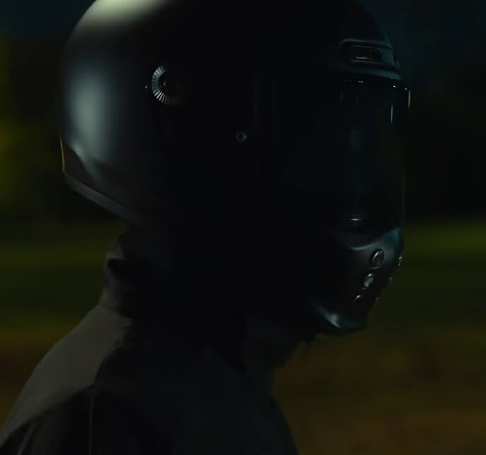 검은 헬멧의 남자