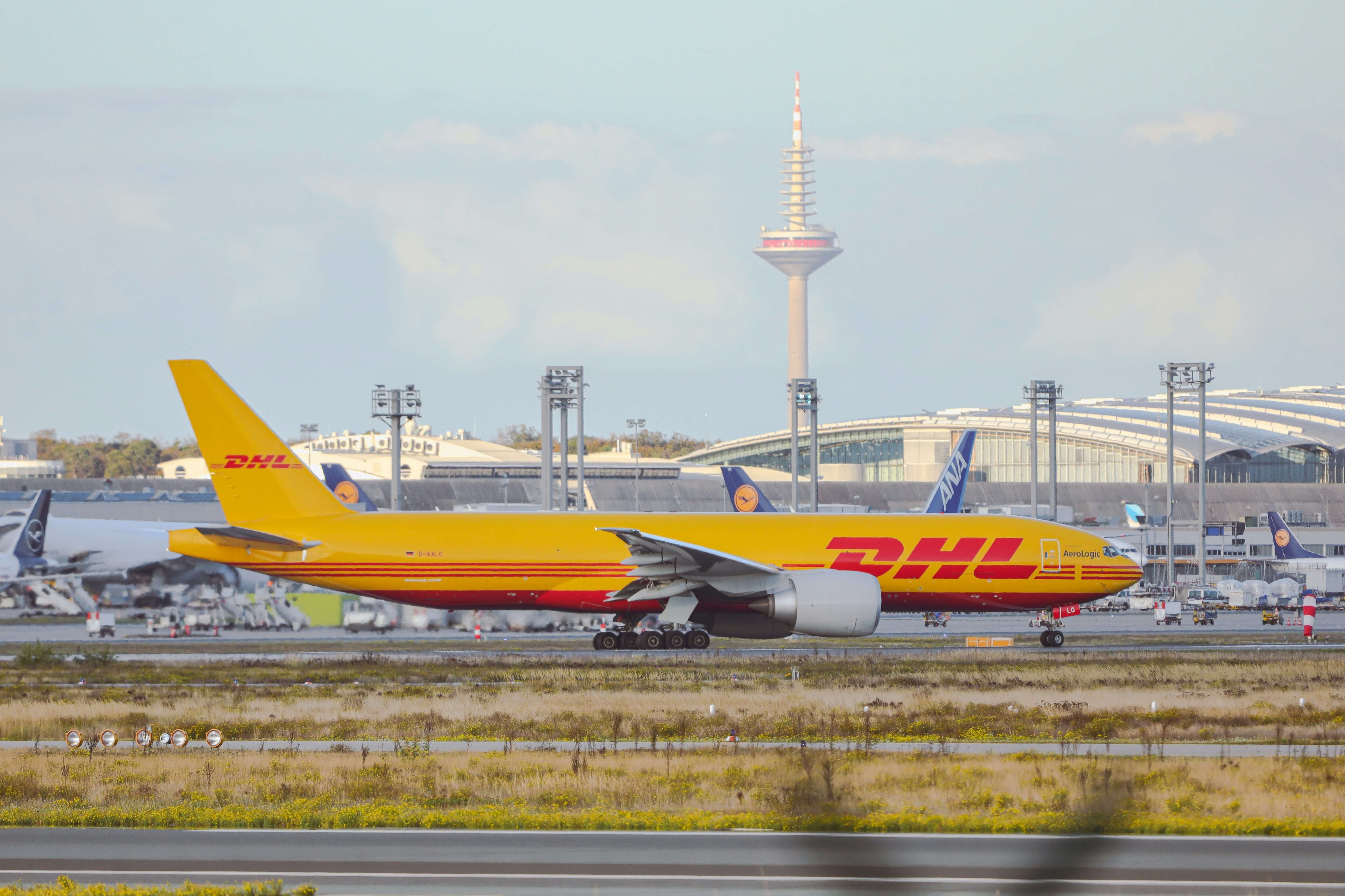 F1 DHL 물류, 물류 비행기, unsplash image