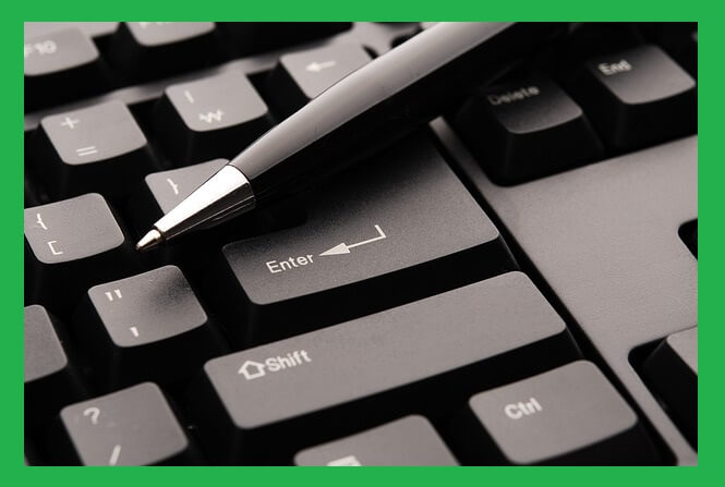 키보드-위-펜