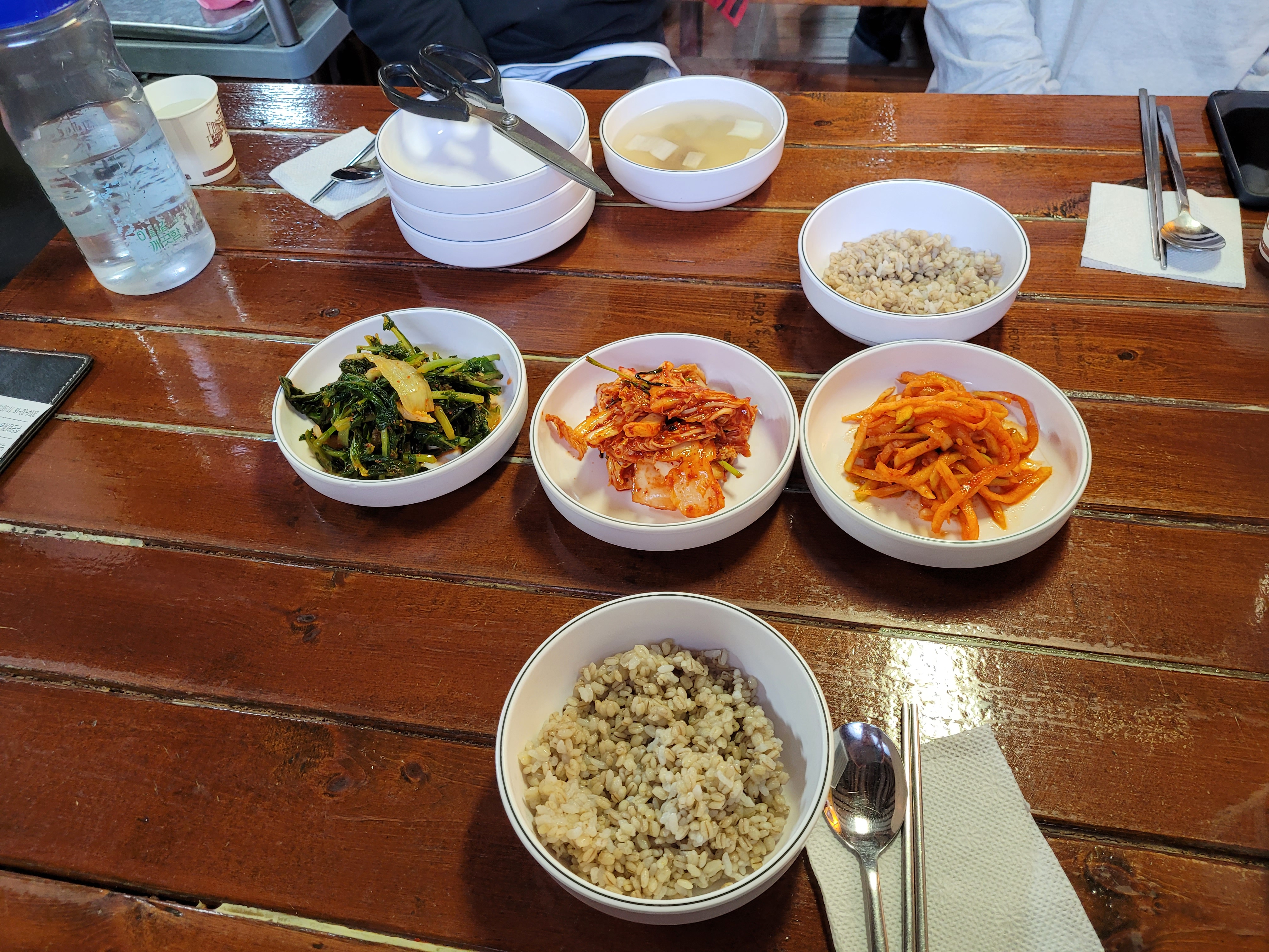 열무김치 등 기본 반찬과 보리밥