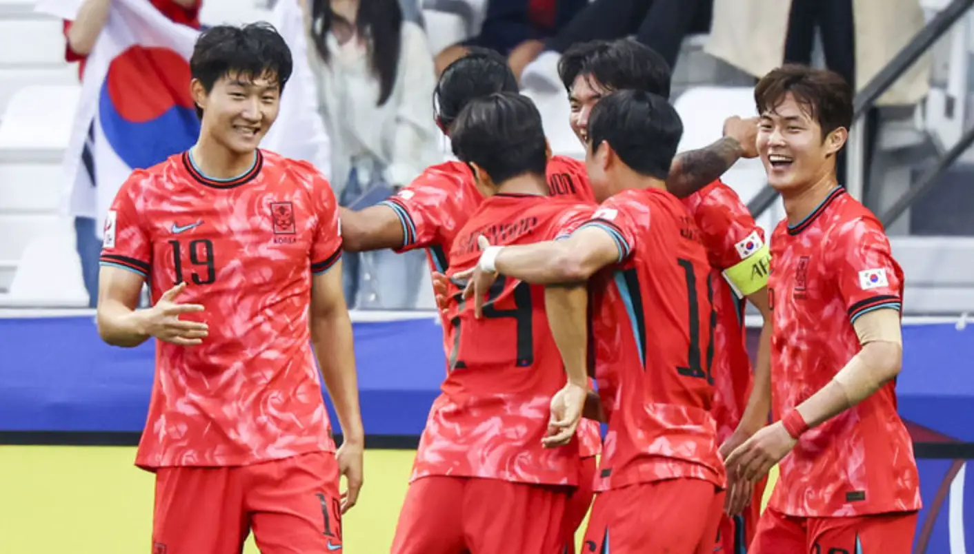 파리-붉은 유니폼을 입고 모여 웃고있는 한국선수들