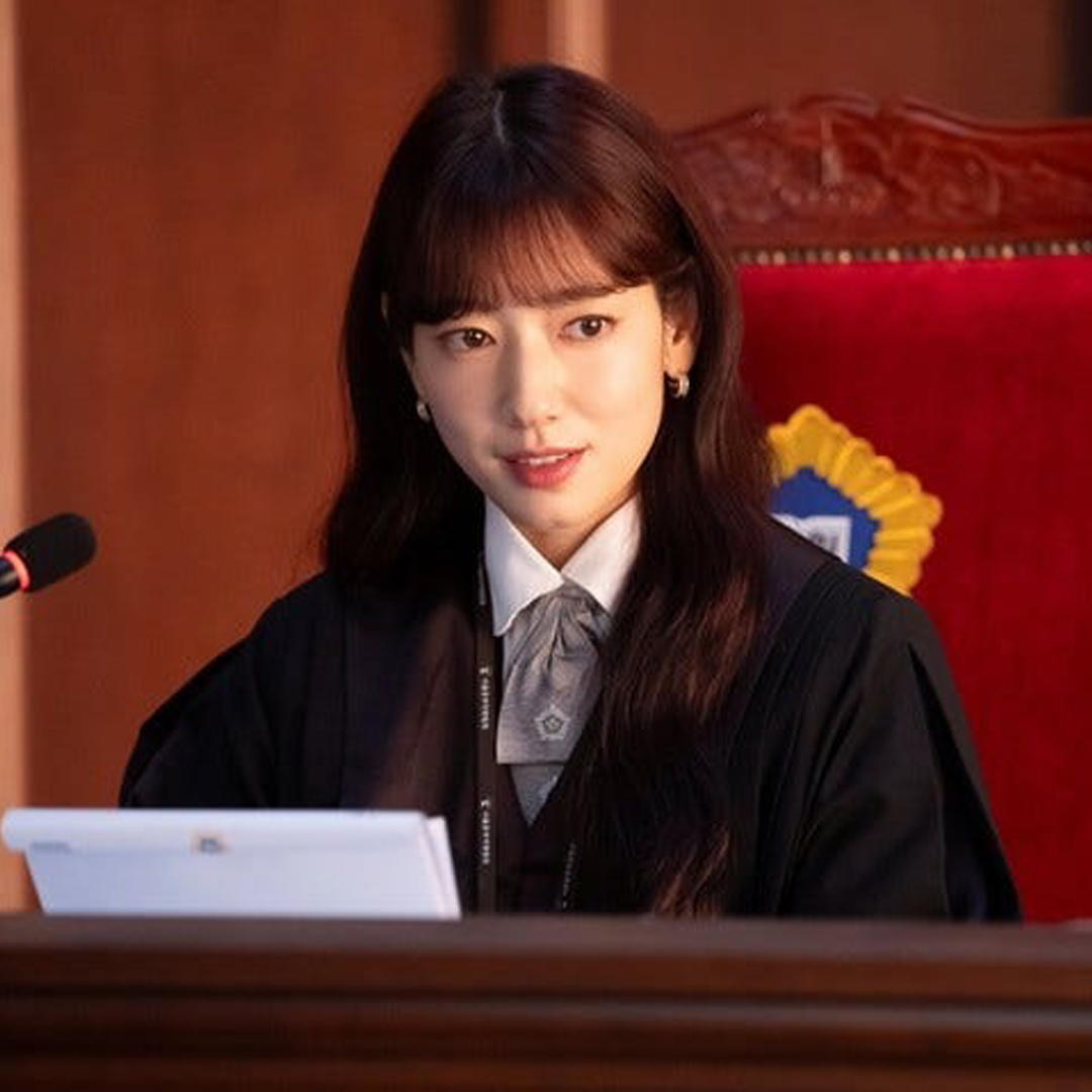 판사석에 앉아 있는 여자 주인공 사진