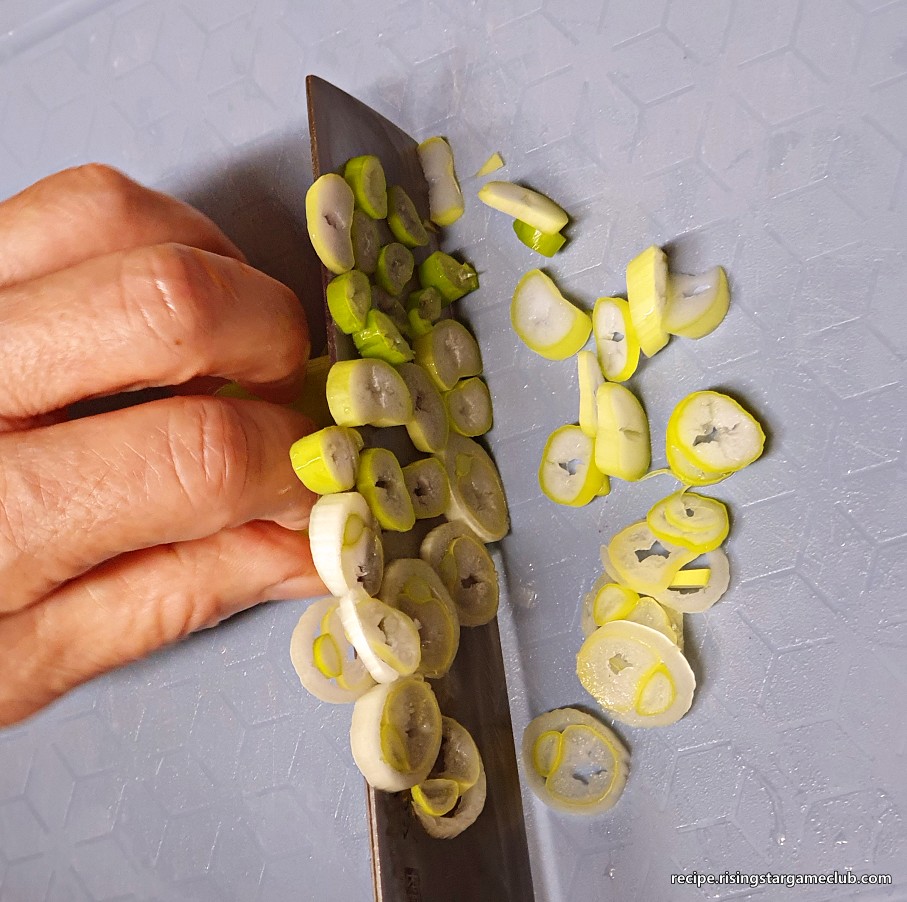 감자채볶음에 들어갈 파를 손질하는 사진