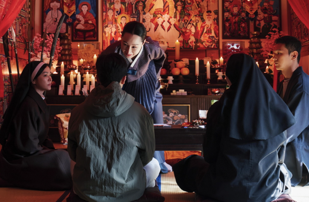 희준의 퇴마굿을 위해 모인 효원보살, 애동, 유니아 수녀, 미카엘라 수녀, 희준