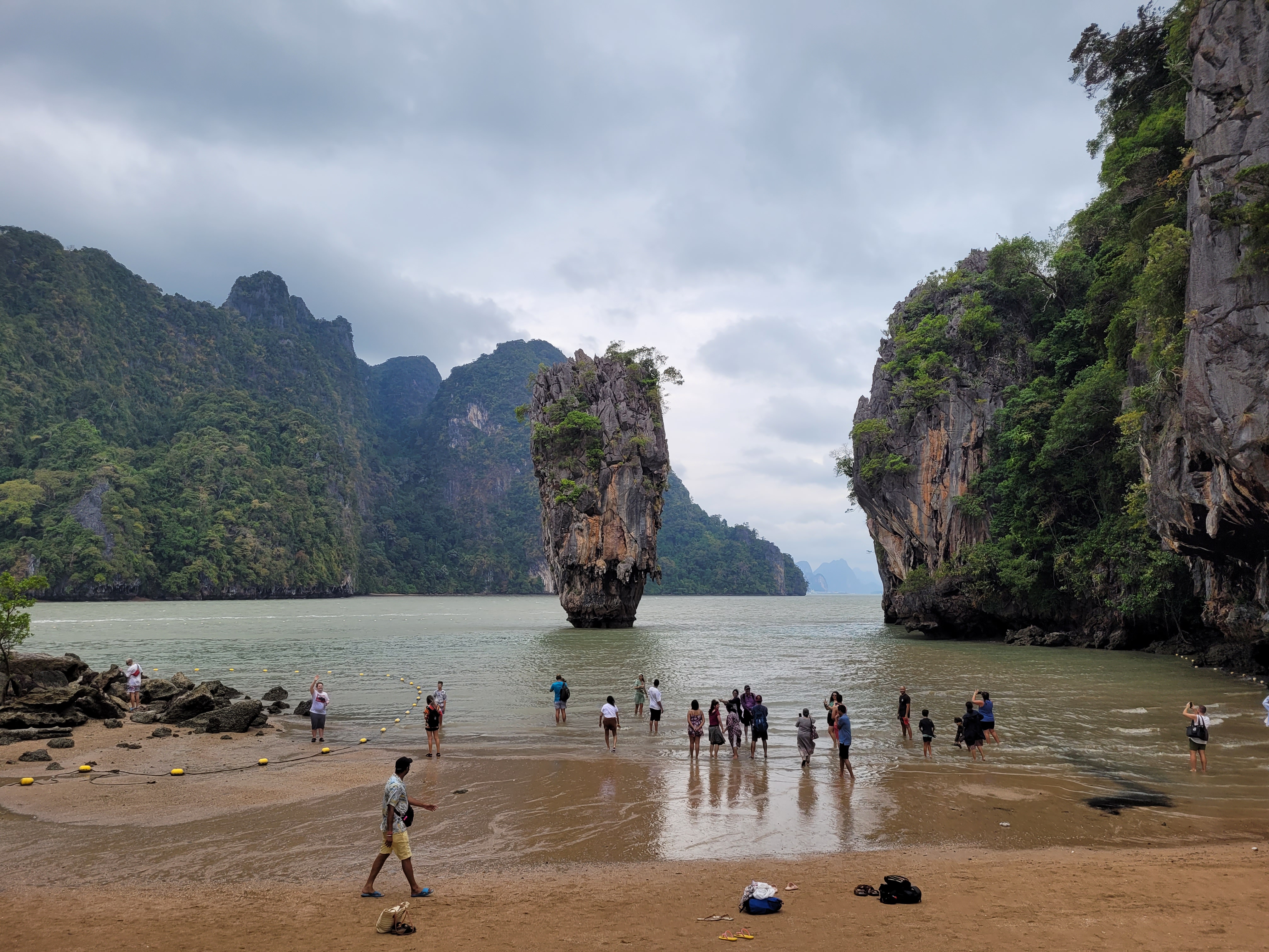 팡아만 제임스본드 섬 앞에서 사진 찍는 사람들