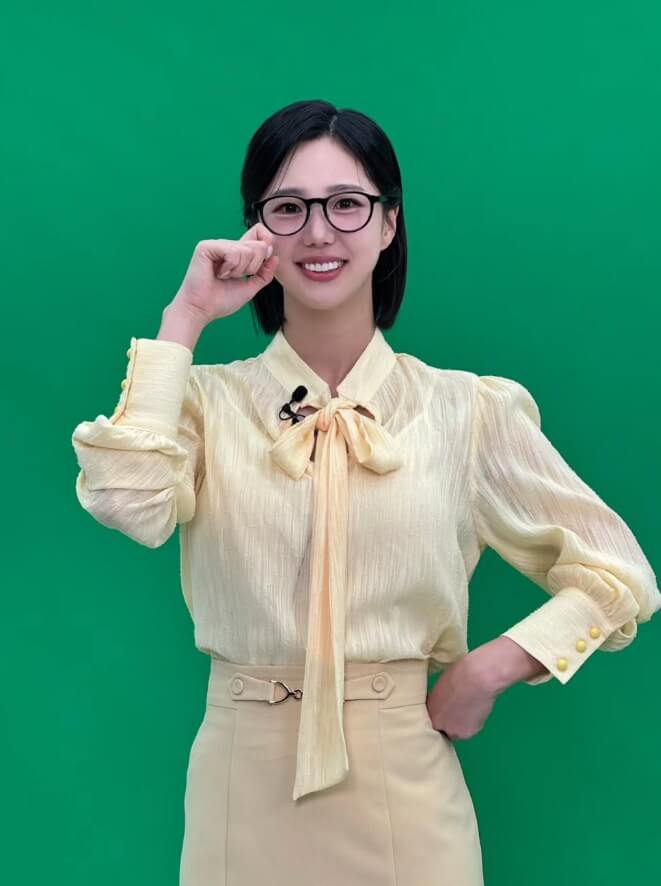 검정색안경을쓴-단발머리여성의모습